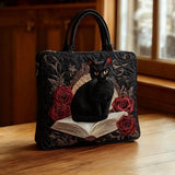 Borsa artigianale trapuntata con gatto nero e libri
